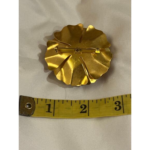 Vintage Gold Toned Flower Brooch with Faux Pearl, Carnation, Rose Design Large - Picture 3 of 6